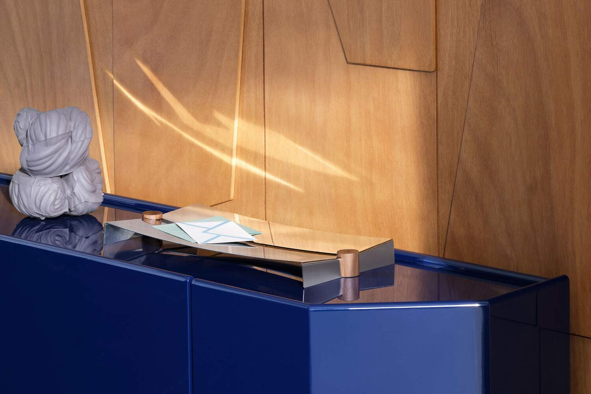 Centre de table Glyntea de Chiara Andreatti - Cassina-objet métallique posé sur un meuble laqué bleu-Cassina
