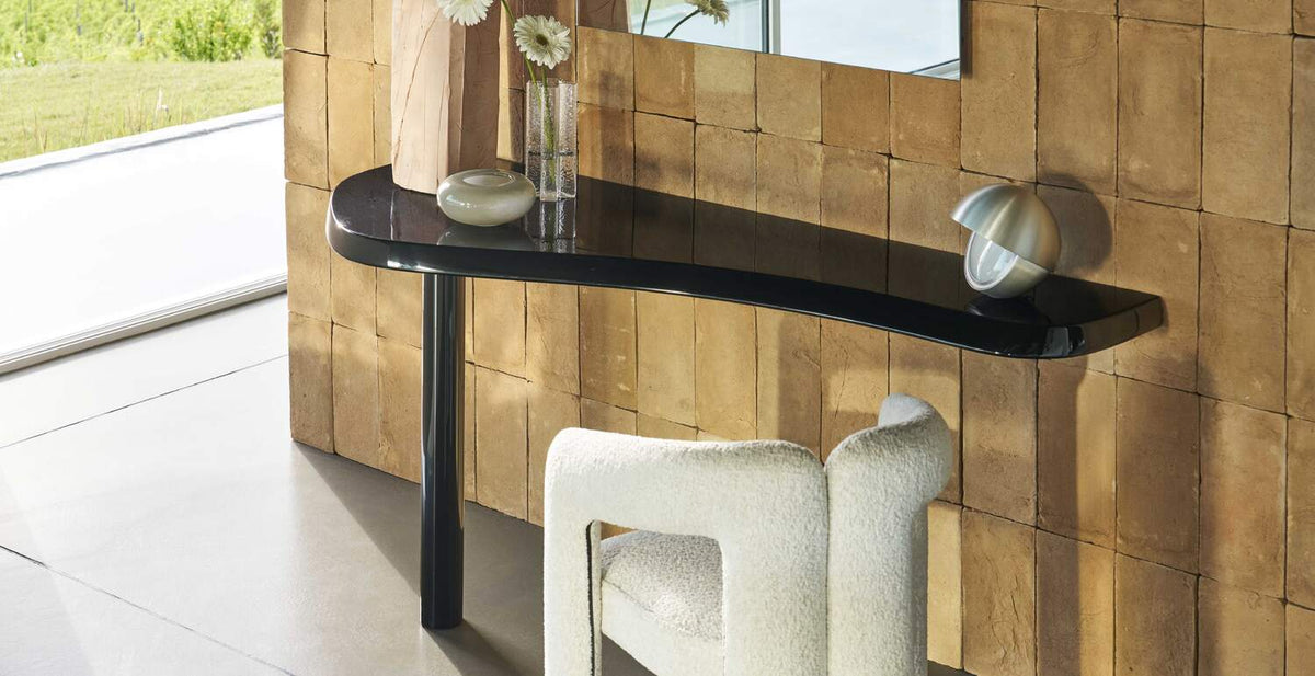 Console 590 Doron de Charlotte Perriand - Cassina-en situation contre un mur en briques, laqué noir-Cassina