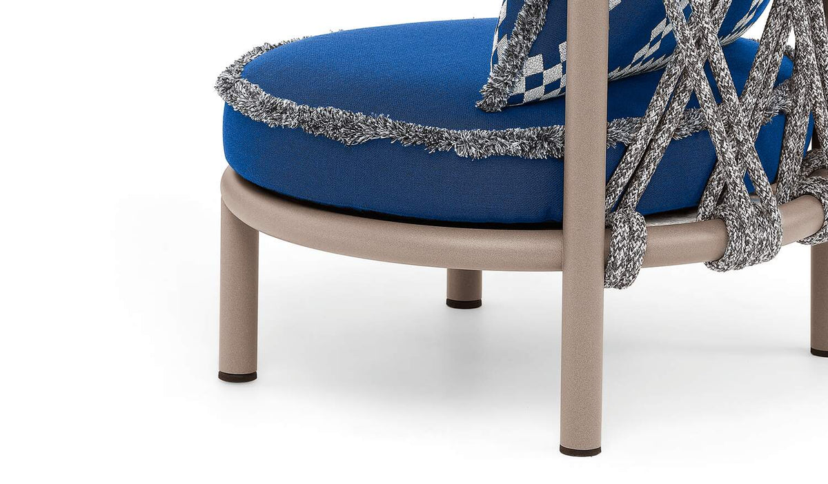 Fauteuil extérieur Trampoline de Patricia Urquiola - Cassina-détail de fabrication 1-The Woods Gallery