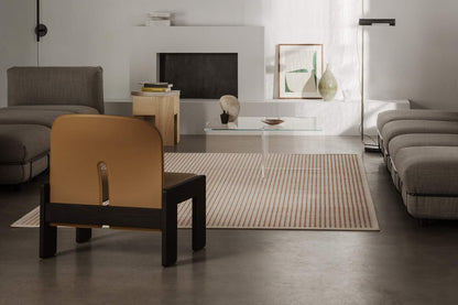 Tapis Shuttle de Karin Carlander - Cassina-en situation dans un salon avec fauteuil-Cassina