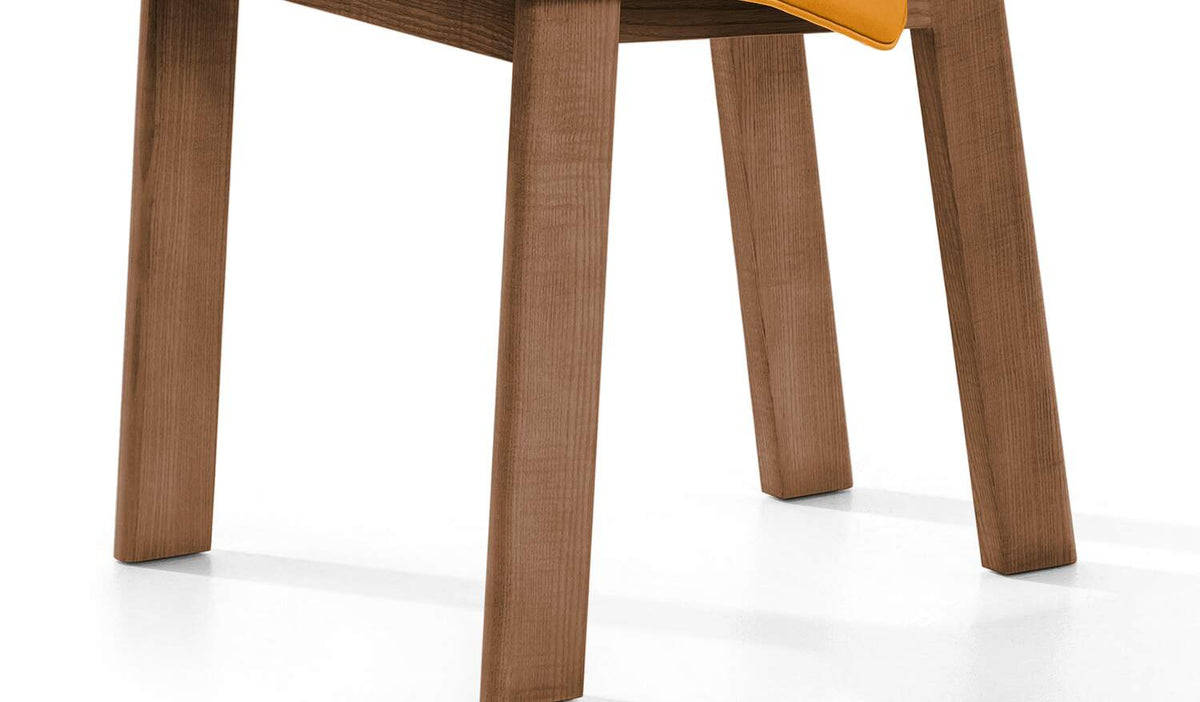 Chaise Back-Wing de Patricia Urquiola - Cassina-détail des pieds en bois massif-The Woods Gallery