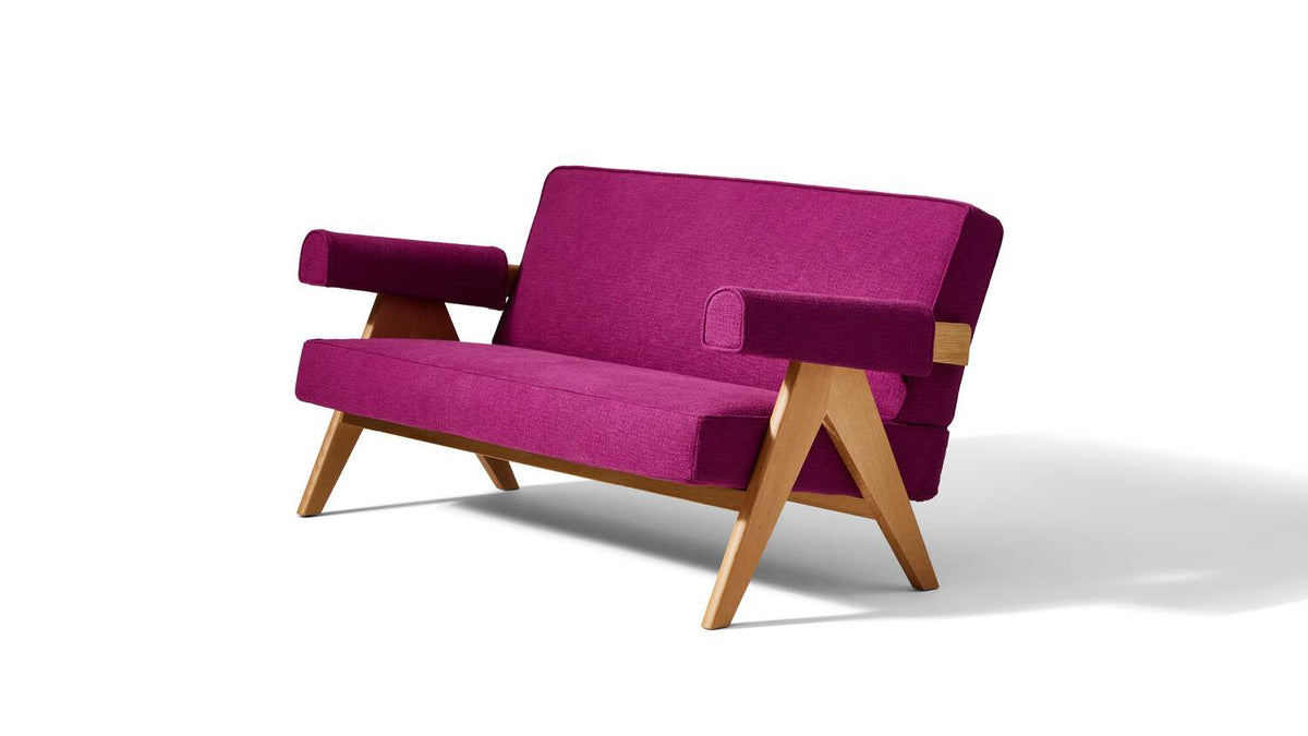 Canapé 053 Capitol Complex de Pierre Jeanneret - Cassina-vue de trois quarts, tissu fuchsia et bois clair-Cassina