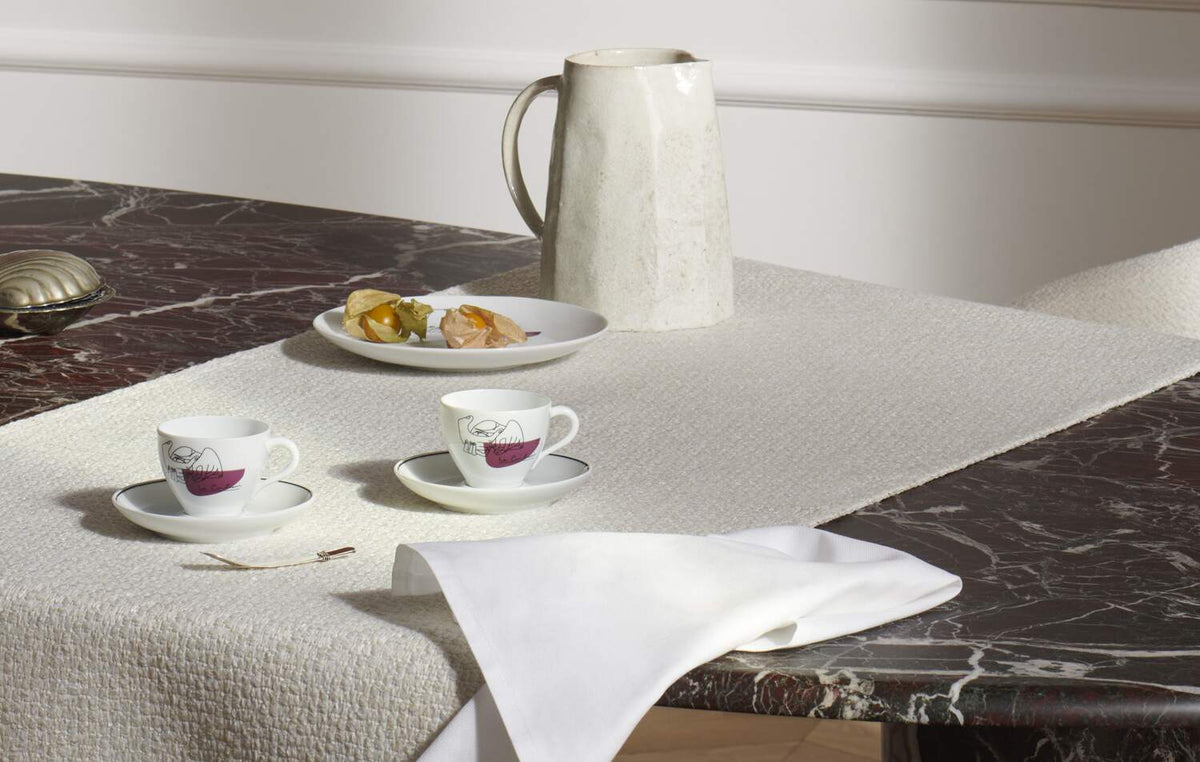 Assiettes Service Prunier de Le Corbusier - Cassina-en situation sur une table, tasses et assiette-Cassina