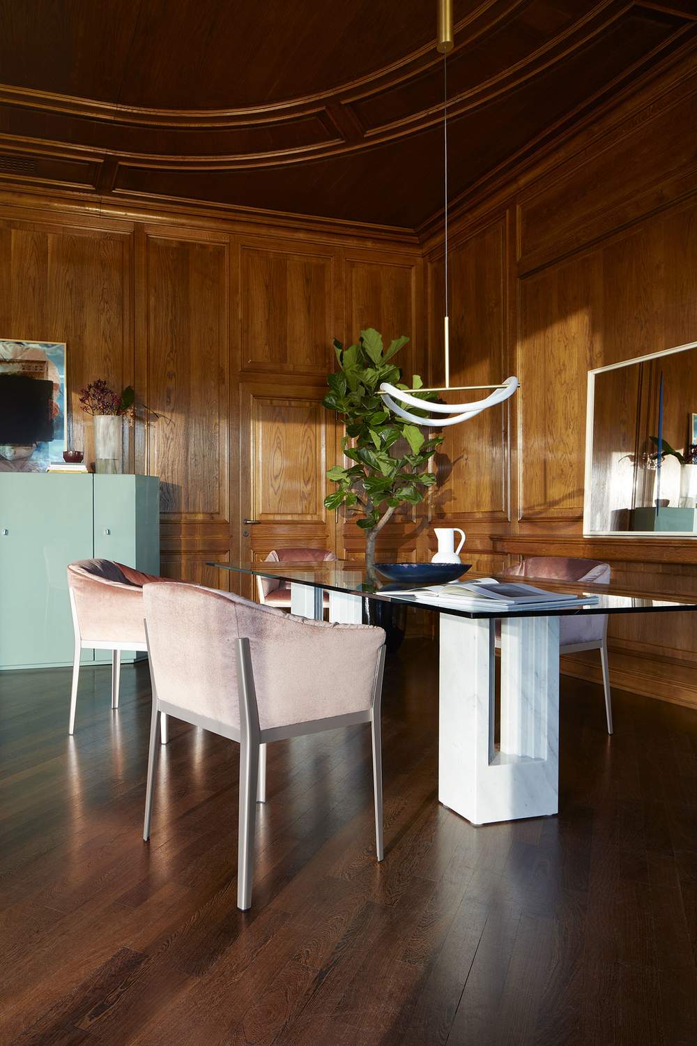 Table W04 Delfi de Marcel Breuer et Carlo Scarpa - Cassina-plateau en verre sur base en marbre blanc, chaises roses-Cassina