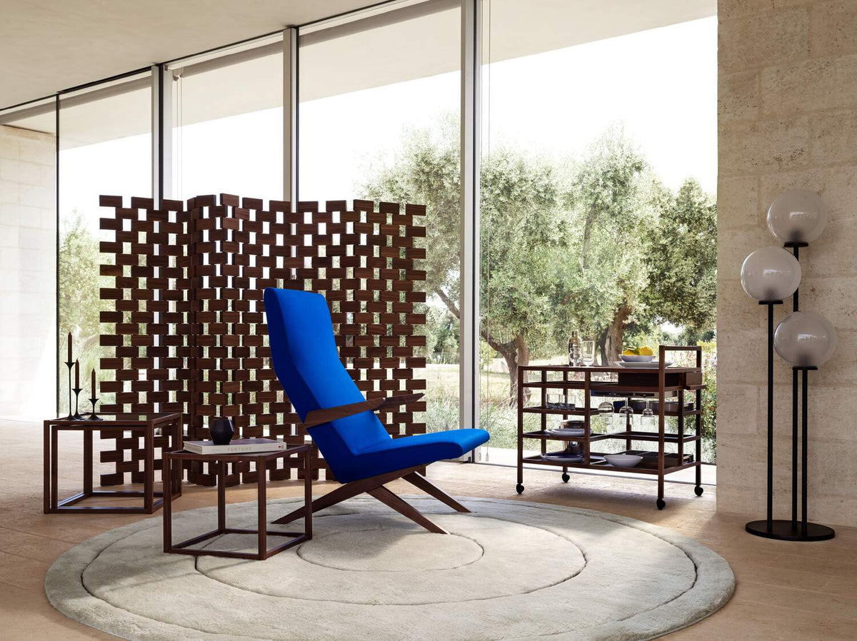 Desserte Serving Cart de Bodil Kjær - Cassina-fauteuil bleu, paravent et desserte près d&