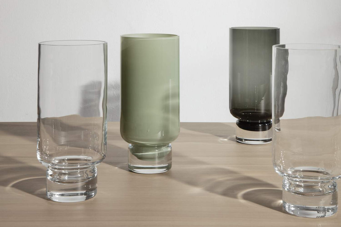 Vases Clessidra de Joe Colombo (lot de 2) - Cassina-vases transparent, vert et vert opaque sur une table-The Woods Gallery