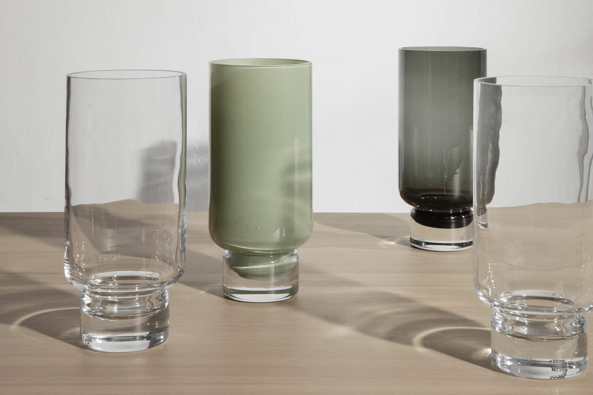 Vases Clessidra de Joe Colombo (lot de 2) - Cassina-vases transparent, vert et vert opaque sur une table-The Woods Gallery