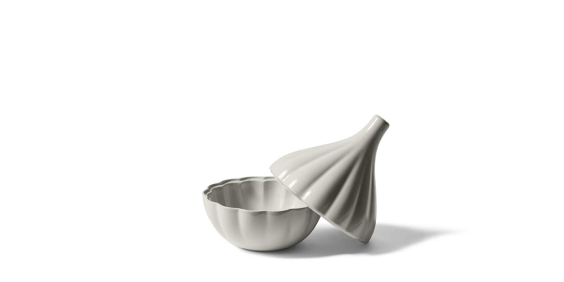 Récipient Taac de Davide Oldani - Cassina-récipient blanc à couvercle cannelé posé de biais-Cassina