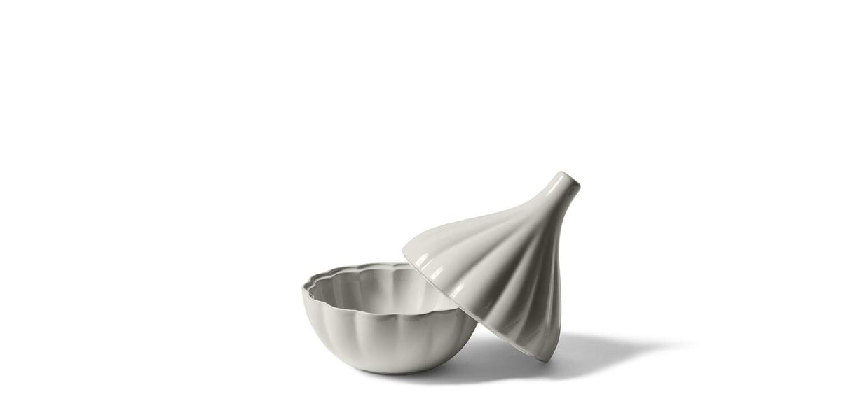 Récipient Taac de Davide Oldani - Cassina-récipient blanc à couvercle cannelé posé de biais-Cassina