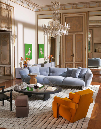 Table basse 544 Monta de Charlotte Perriand - Cassina-en situation dans un salon classique, fauteuil orange-Cassina