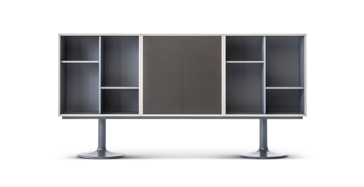 Casiers standard 20 (LC20) de Le Corbusier - Cassina-vue de face, meuble sur pieds avec portes centrales-Cassina