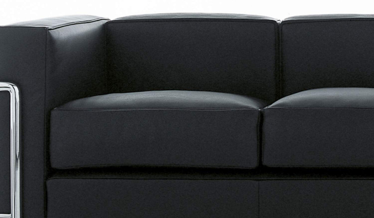 Canapé 2 Grand Confort (LC2) petit modèle, trois places - Cassina-vue de trois quarts, cuir noir-Cassina