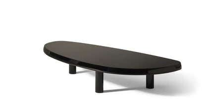 Table basse 589 en forme libre de Charlotte Perriand - Cassina-vue de trois quarts, table basse noire laquée brillante-Cassina