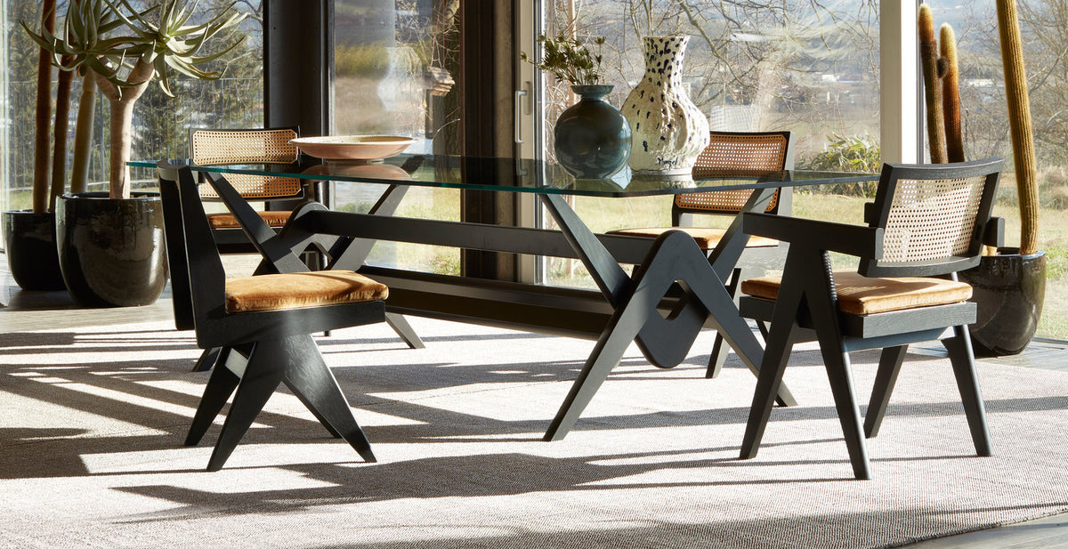Table 056 Capitol Complex de Pierre Jeanneret - Cassina-en situation devant une baie vitrée, chaises cannées noires-Cassina