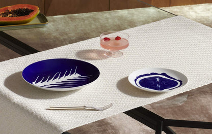 Assiettes Le Monde de Charlotte Perriand - Cassina-en situation sur une table, assiettes bleues et blanches-Cassina