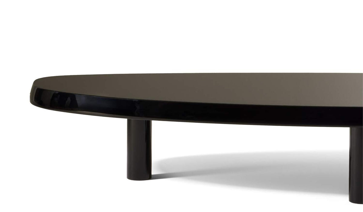 Table basse 589 en forme libre de Charlotte Perriand - Cassina-détail du plateau noir brillant et d&