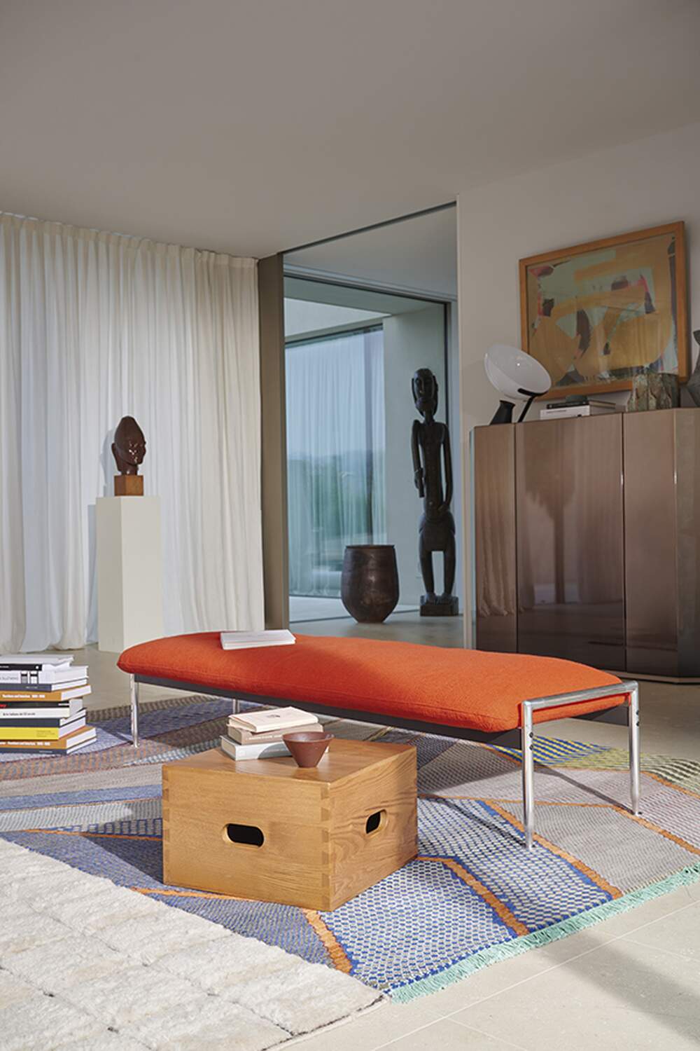 Tabouret LC14 Maison du Brésil par Le Corbusier - Cassina-tabouret Cabanon en ambiance-The Woods Gallery