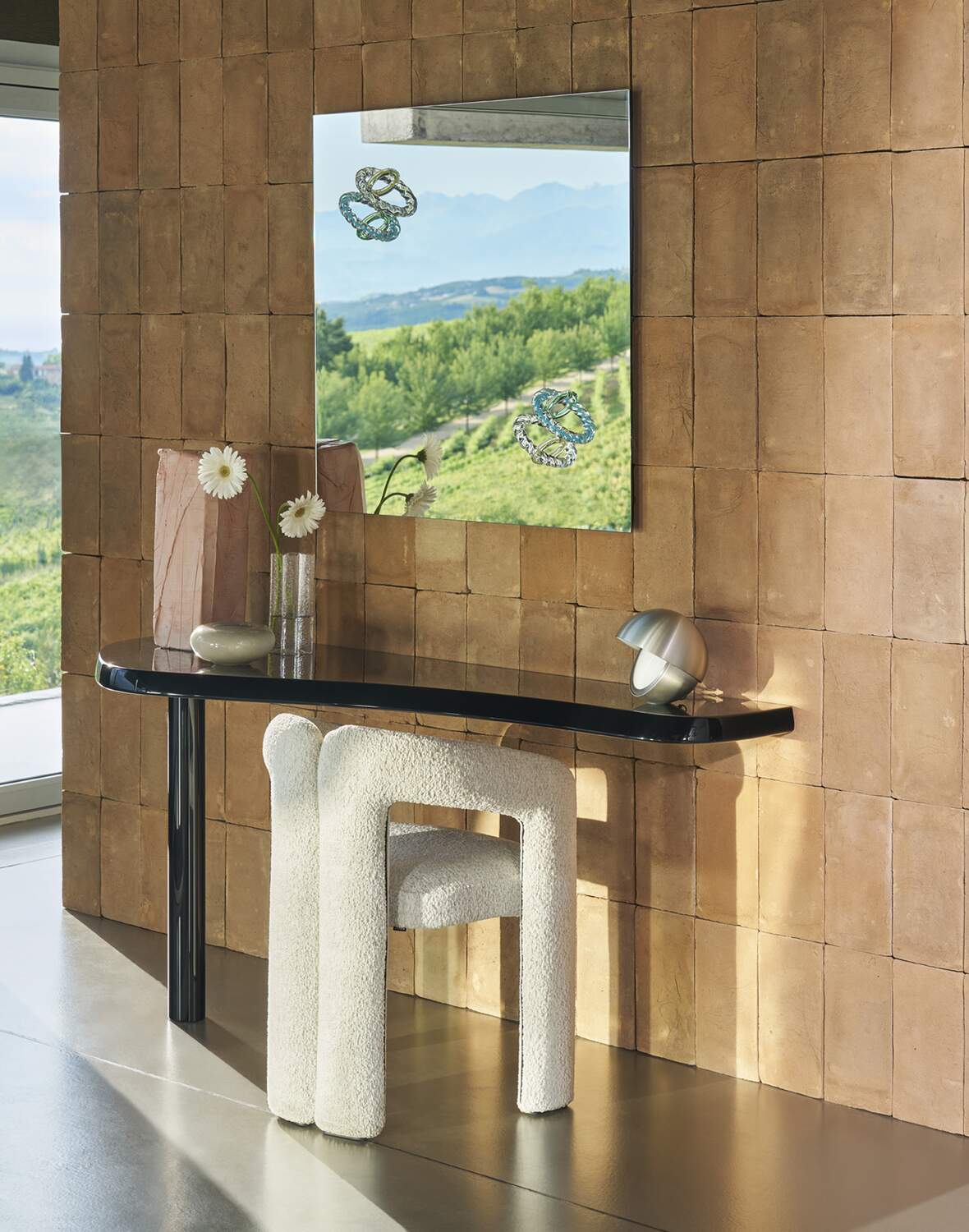 Console 590 Doron de Charlotte Perriand - Cassina-en situation dans une entrée, console noire et miroir-Cassina