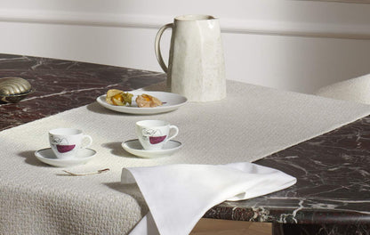 Linge de table Together - Cassina-chemin de table crème et tasses sur marbre-Cassina