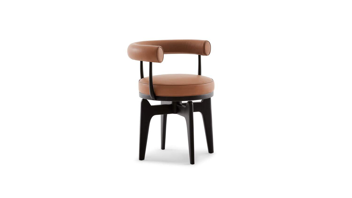 Fauteuil pivotant 528 Indochine de Charlotte Perriand - Cassina-vue de trois quarts, assise cognac et pied noir-Cassina