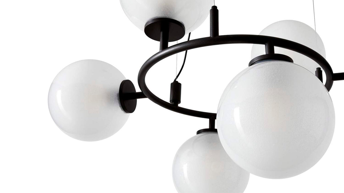 Lustre Constellation - Cassina-détail des globes en verre blanc dépoli sur anneau noir-Cassina