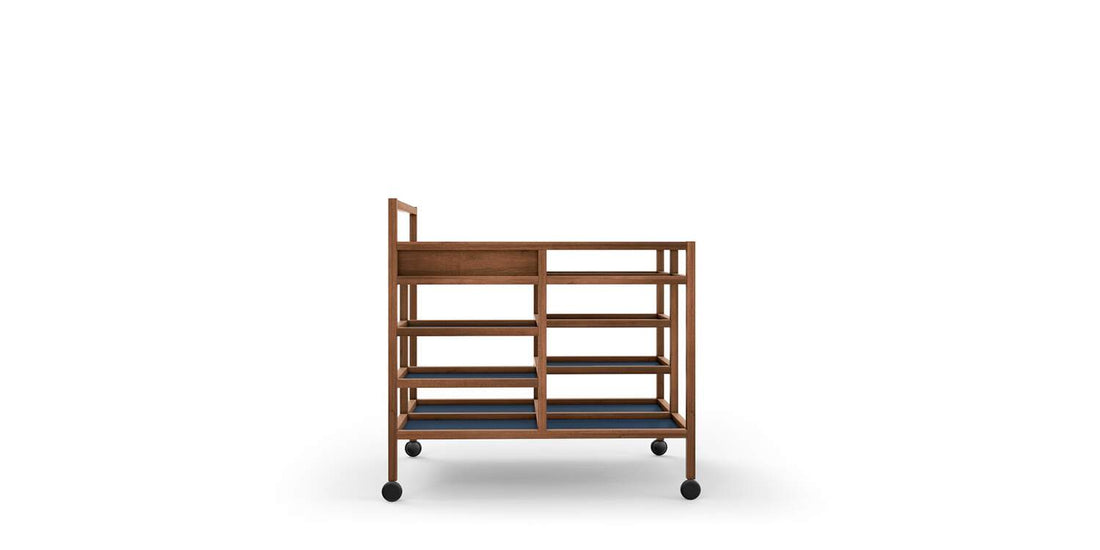 Desserte Serving Cart de Bodil Kjær - Cassina-vue de profil, étagères en bois et roulettes noires-Cassina