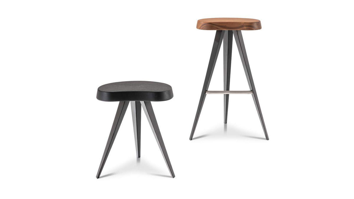 Tabouret 531 Mexique de Charlotte Perriand - Cassina-deux tabourets à trois pieds, assise noire et assise en noyer-Cassina