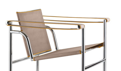 Fauteuil 1 dossier basculant (LC1) édition UAM - Cassina-vue de trois quarts, toile beige et tube chromé-Cassina