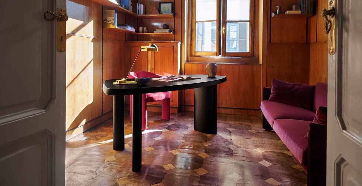 Petit bureau 538 en forme libre de Charlotte Perriand - Cassina-en situation dans un bureau lambrissé, plateau noir-Cassina