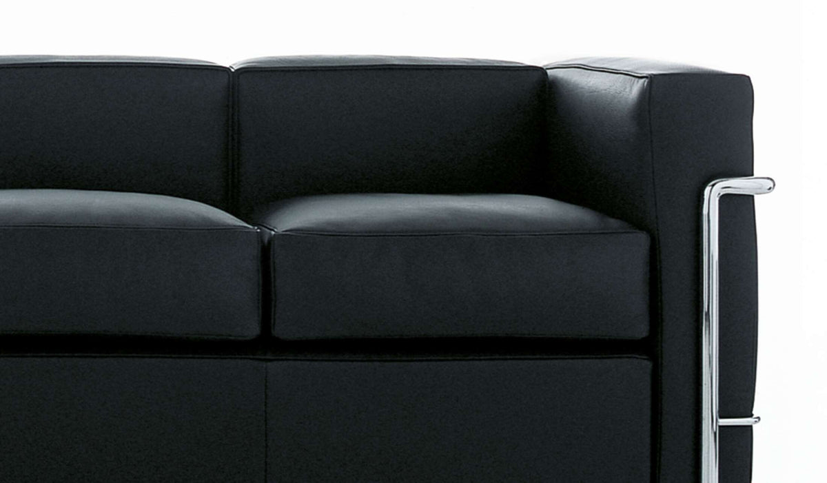 Canapé 2 Grand Confort (LC2) petit modèle, deux places - Cassina-vue rapprochée, cuir noir, structure chromée-Cassina