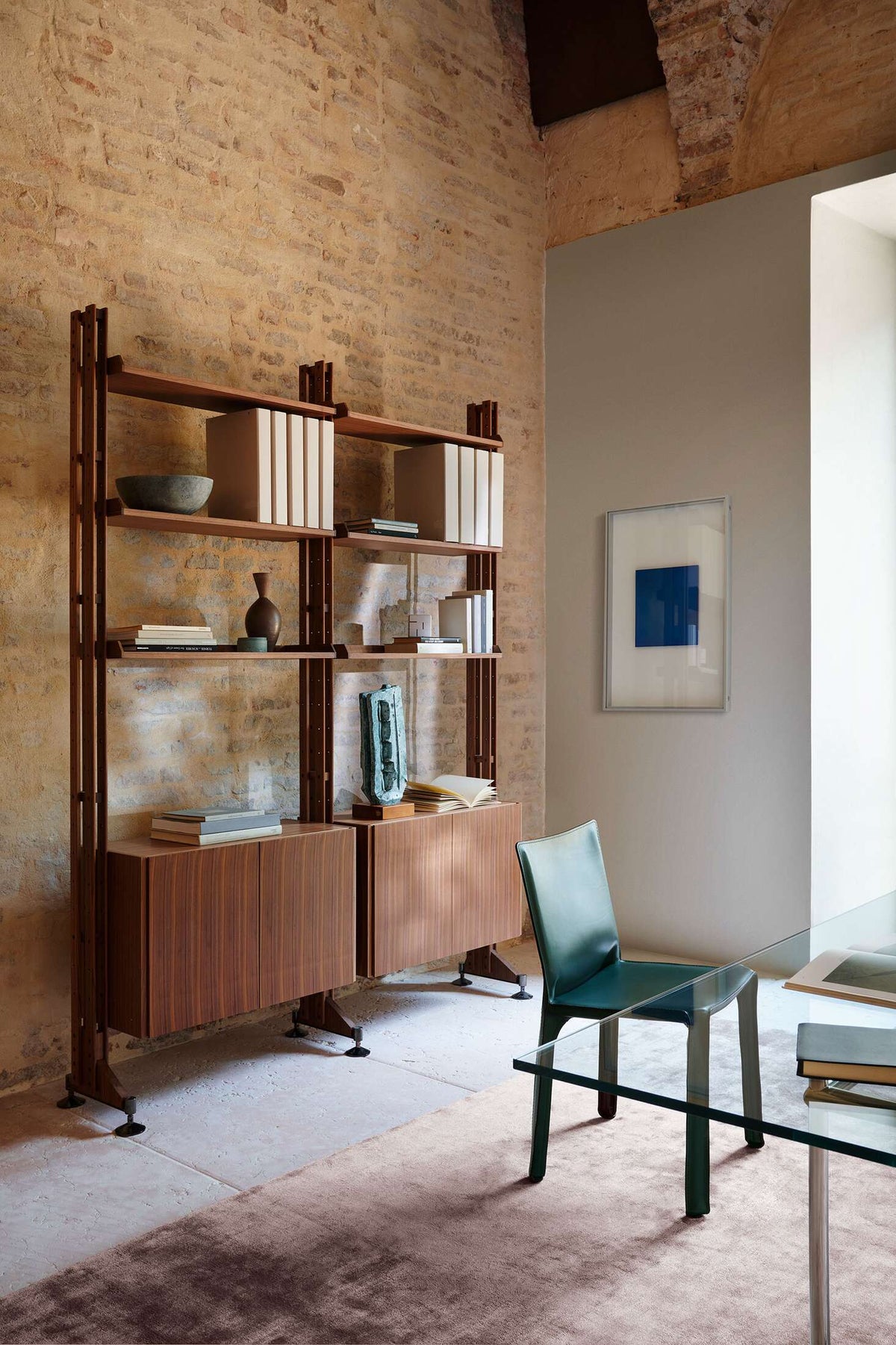 Chaise CAB 412 de Mario Bellini - Cassina-chaise devant une bibliothèque murale, ambiance Cassina