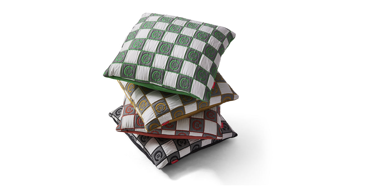 Coussin décoratif Frame - Cassina-pile de coussins à damier de plusieurs coloris-Cassina