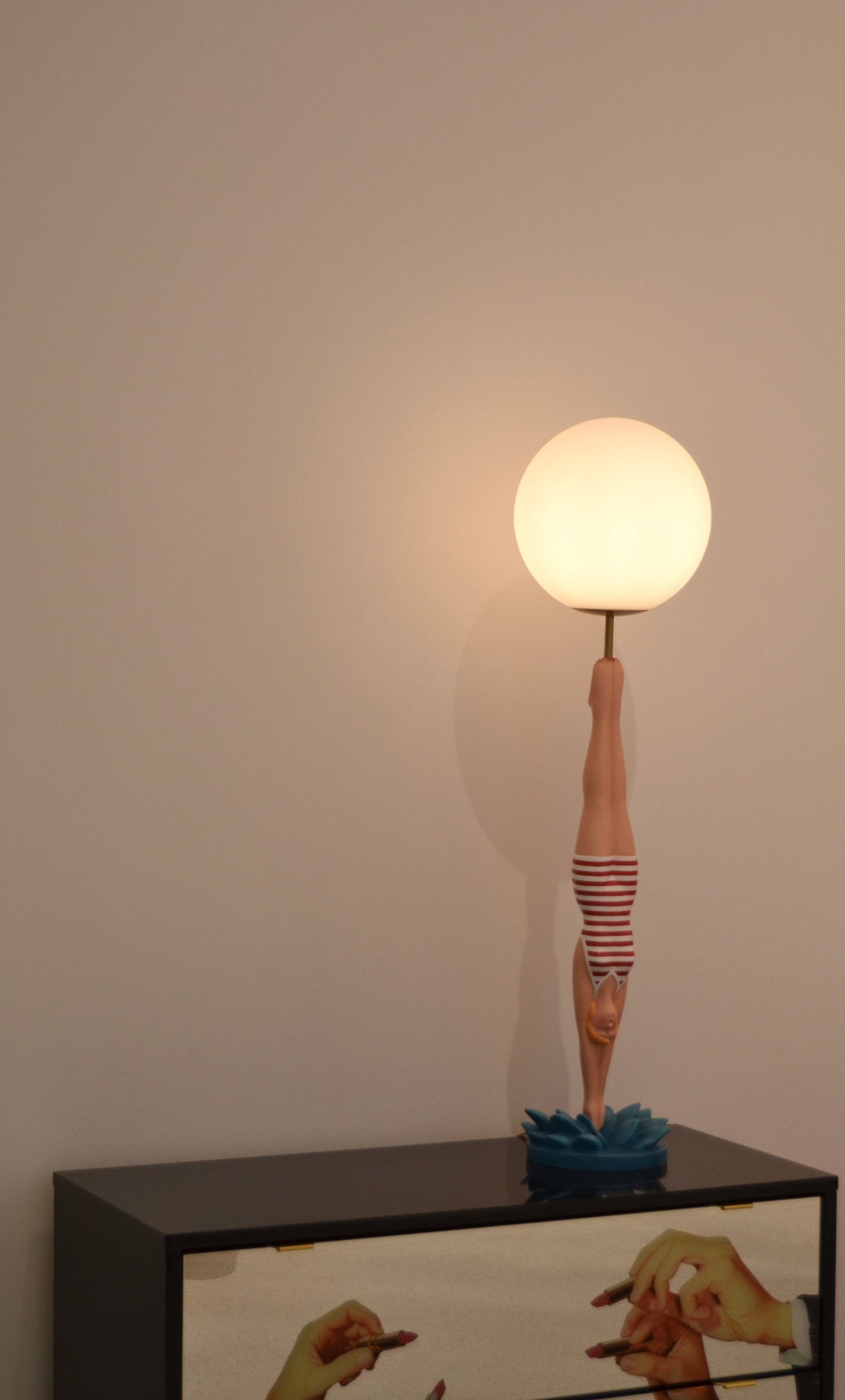 Lampe Lady Diver rouge de Simone Falcetta - Seletti-vue 2-The Woods Gallery