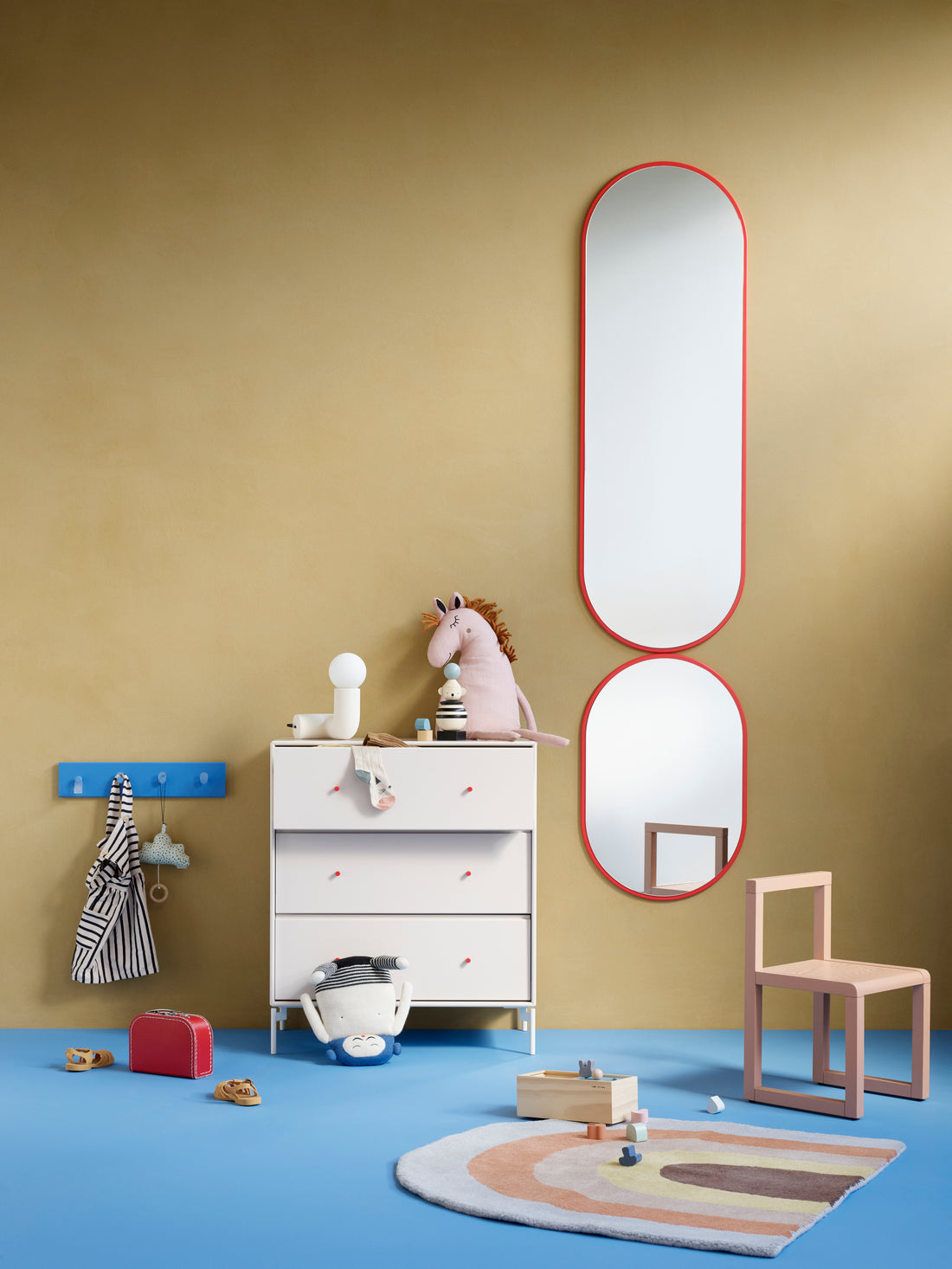 Miroir Colour Frame LOOK en situation : miroir LOOK en Azure au mur avec un miroir FIGURE, au-dessus d&