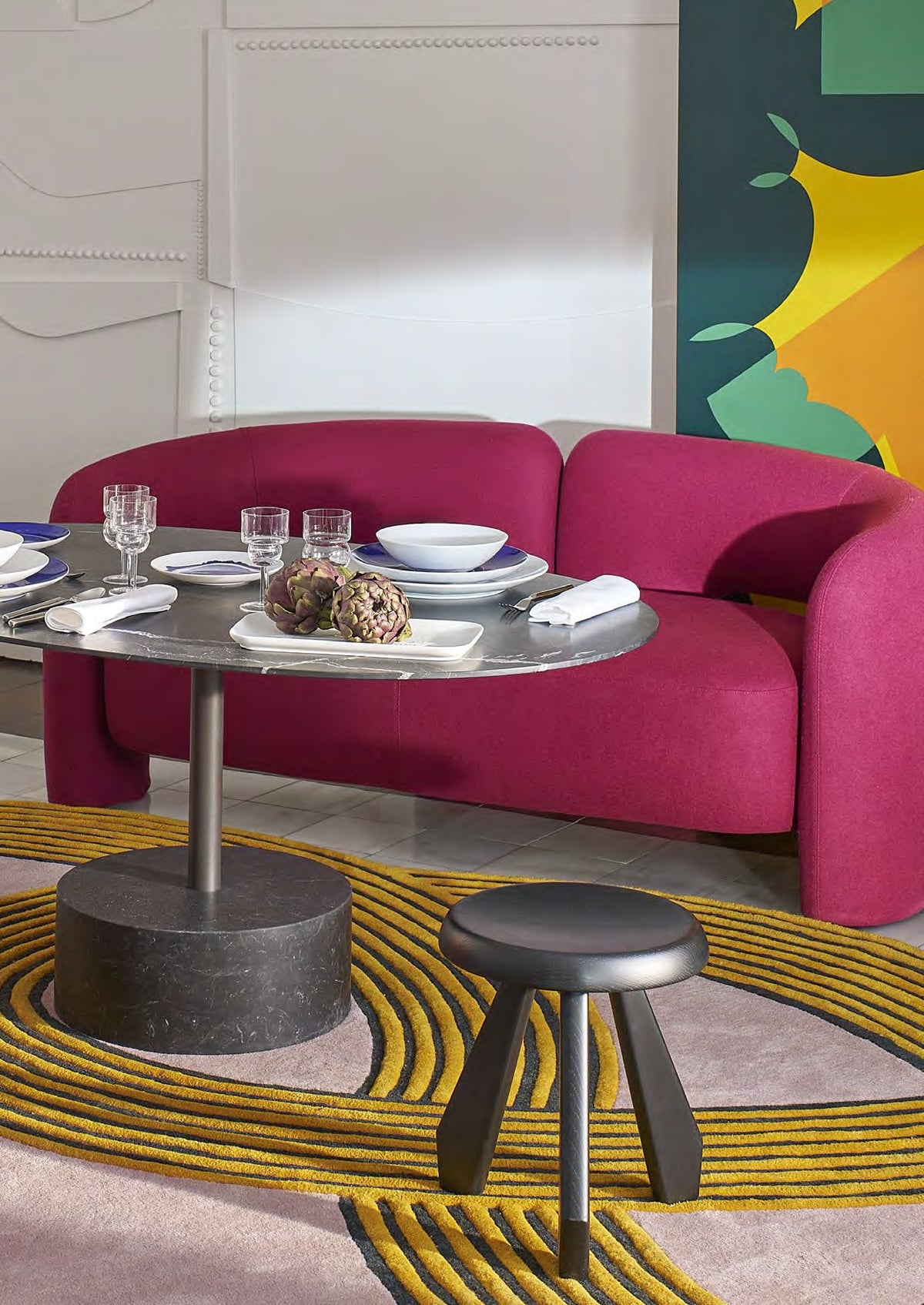 Canapé Dudet de Patricia Urquiola - Cassina-ambiance, canapé rouge framboise et table basse-The Woods Gallery