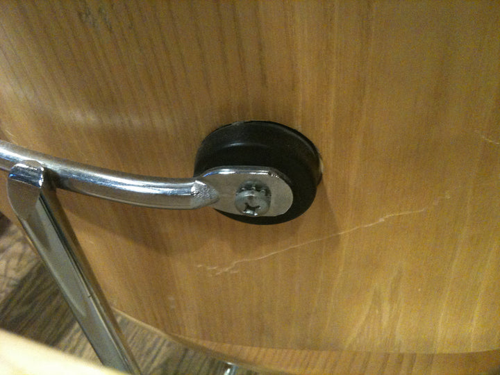 Le plot caoutchouc (shock mount) qui relie l’assise au piètement d’une LCW.