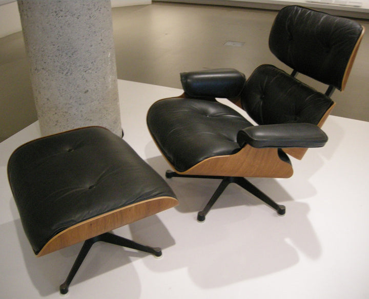 Lounge Chair 670 et ottoman de 1956, la première édition (National Gallery of Victoria).