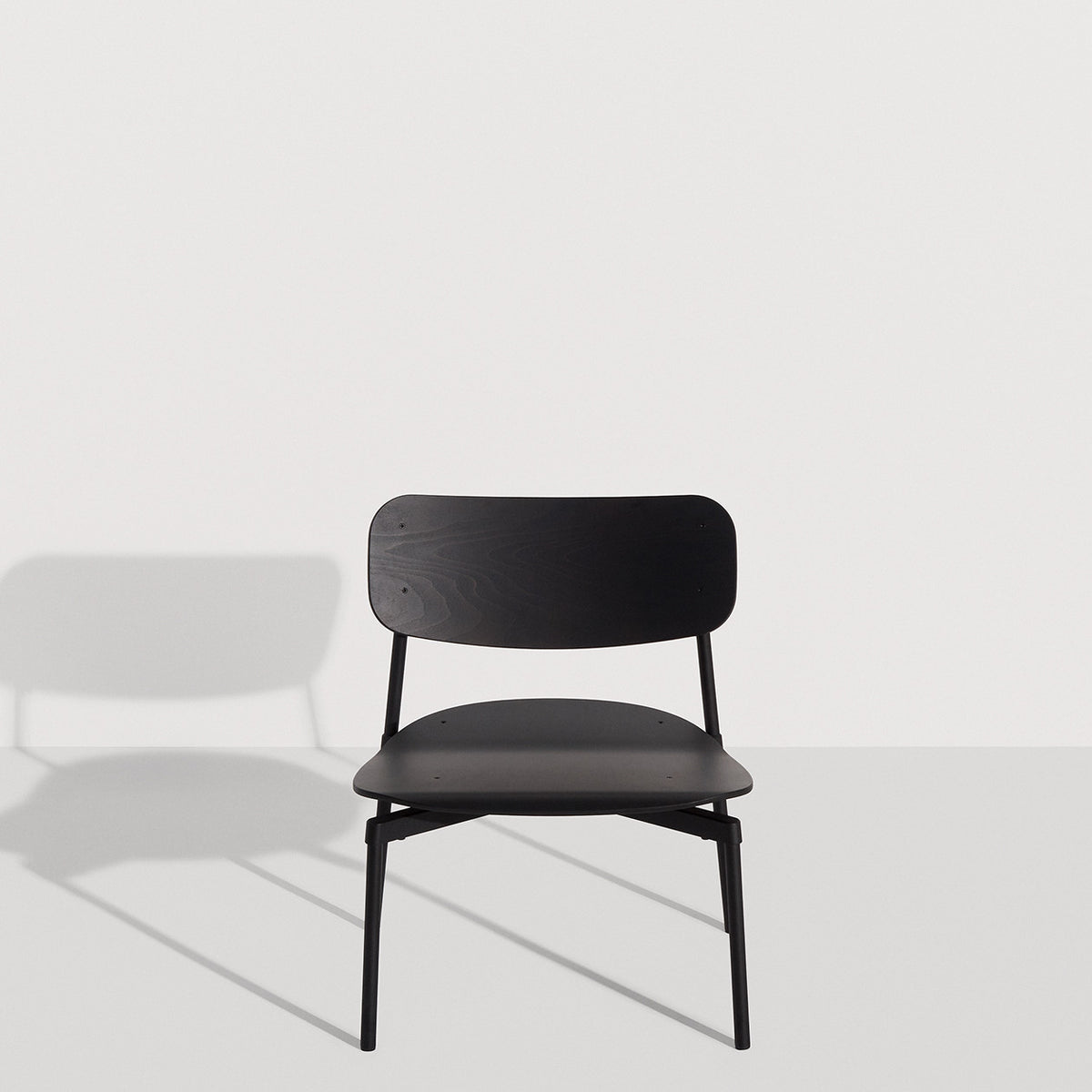 Fauteuil lounge Fromme Bois de Tom Chung - Petite Friture-Noir-The Woods Gallery
