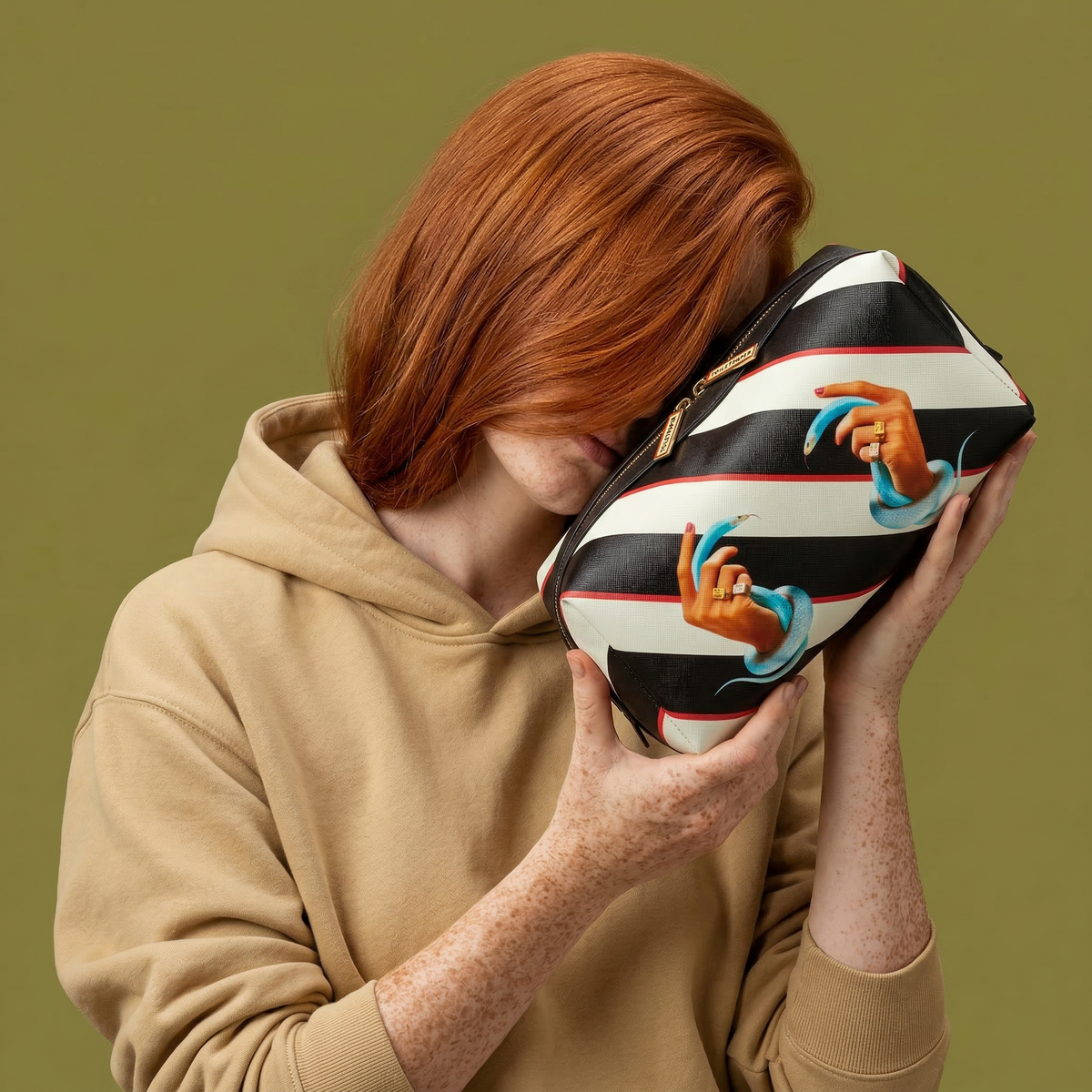 Trousse de toilette Stripes Hand With Snakes de ToiletPaper - Seletti-vue 2-The Woods Gallery