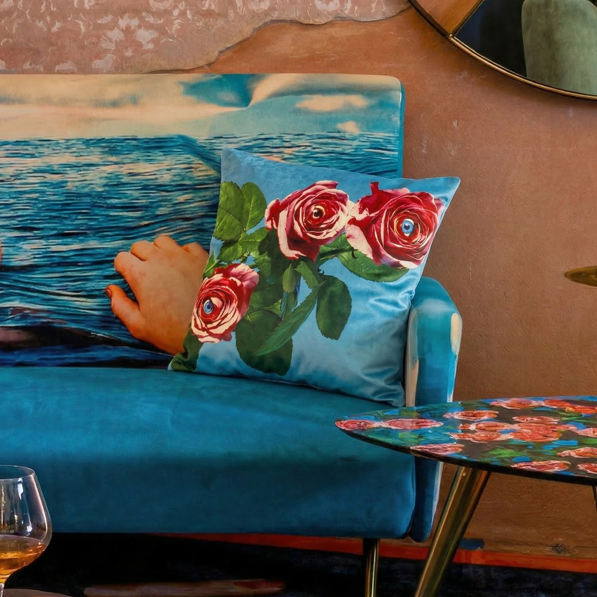 Coussin Roses de ToiletPaper - Seletti-en situation, visuel de synthèse-The Woods Gallery