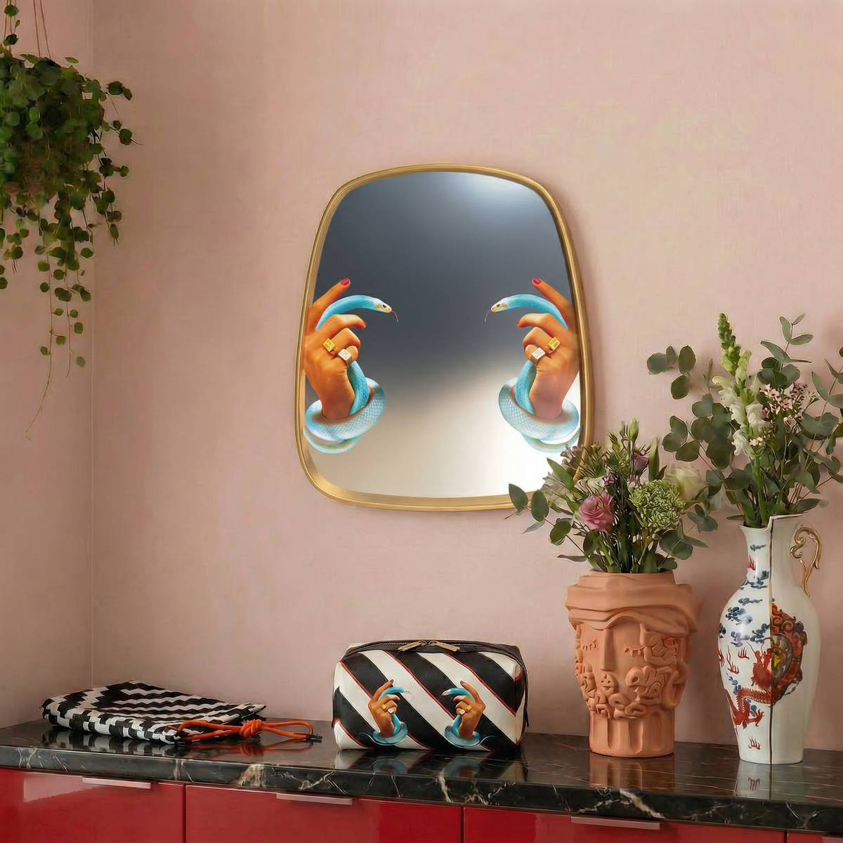 Miroir Hands With Snakes de ToiletPaper - Seletti-en situation, visuel de synthèse-The Woods Gallery