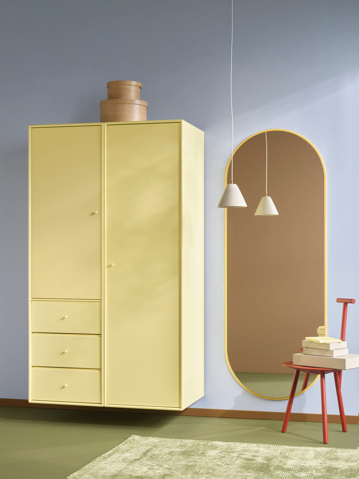 Armoire Attire III Montana laquée Camomile en situation, avec un miroir laqué Acacia