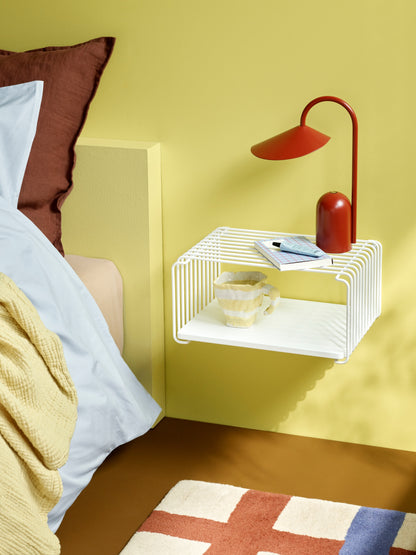 Module Panton Wire demi-hauteur Snow avec une tablette New White, en situation
