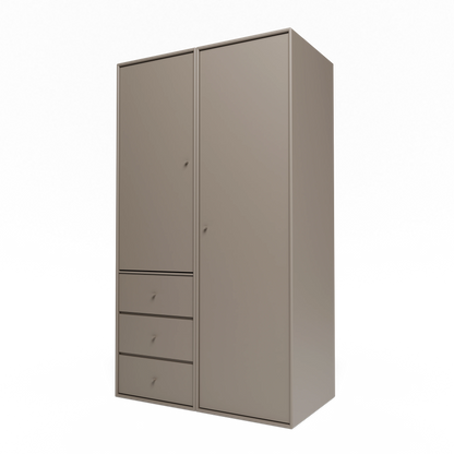 Armoire Attire III Montana, laque 141 Truffle, suspendu au rail mural, vue de trois quarts sur fond blanc