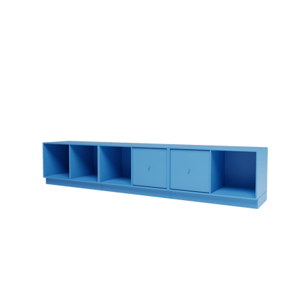 Banc Rest III Montana, laque 154 Azure, sur socle de 7 cm, vue de trois quarts sur fond blanc