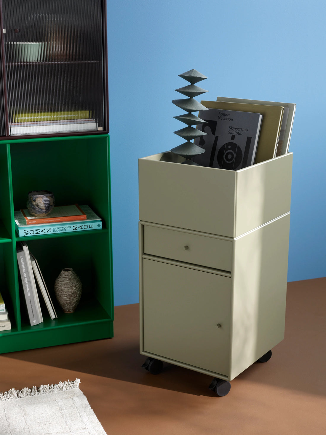 Cabinet vitré Ripple II de Montana en laque Balsamic, avec une étagère Show en Parsley et un caisson à roulettes Runner en Fennel