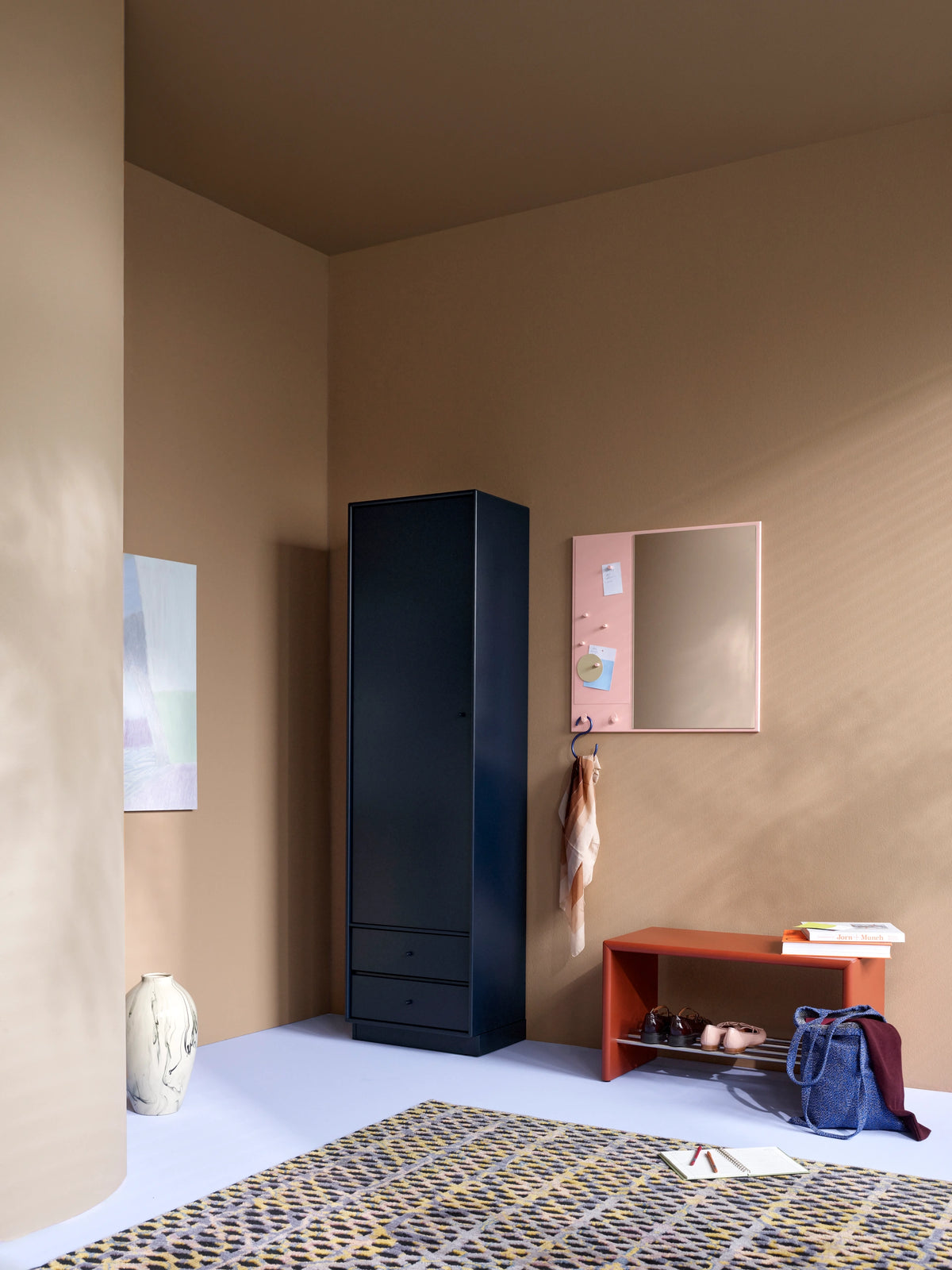 Miroir Memo Montana laqué Ruby dans une entrée, à côté de l&