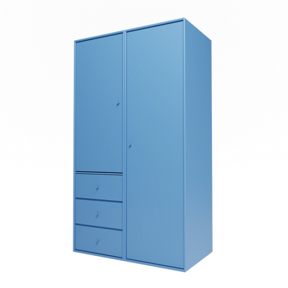 Armoire Attire III Montana, laque 154 Azure, suspendu au rail mural, vue de trois quarts sur fond blanc