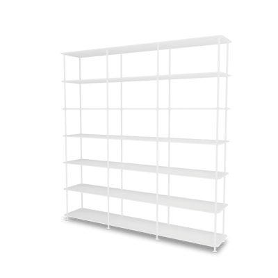 Etagère Free 666000 Montana, tablettes 214 New White et structure 101 New White, vue de trois quarts sur fond blanc