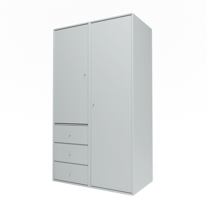 Armoire Attire III Montana, laque 156 Oyster, suspendu au rail mural, vue de trois quarts sur fond blanc